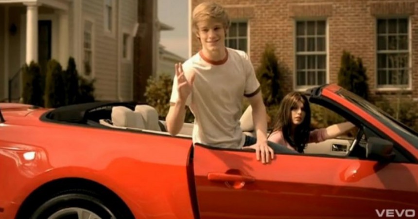 Taylor Swift and Ford Mustang in "You Belong With Me"