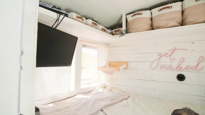 "Bedu" Is a Bright, Snug Apartment on Wheels Filled With Home\-Like Amenities