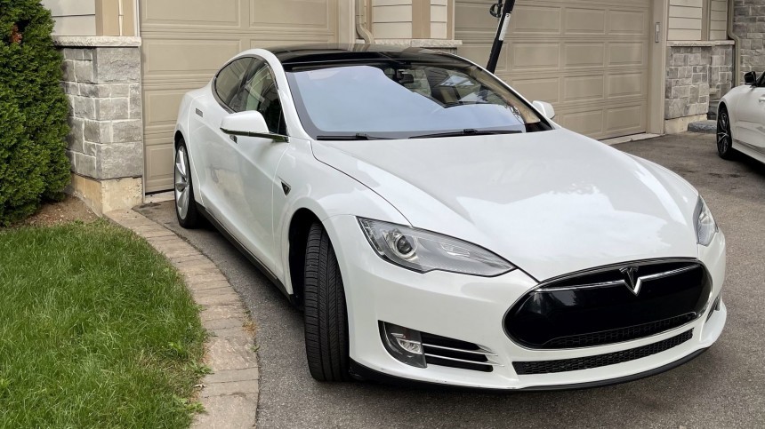 2013 Tesla Model 3 that belonged to Mario Zelaya had an issue more units may also present\: water invading the battery pack through the fuse box