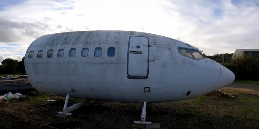 '60s Boeing 737\-200 has been converted into a very quirky and modern retreat