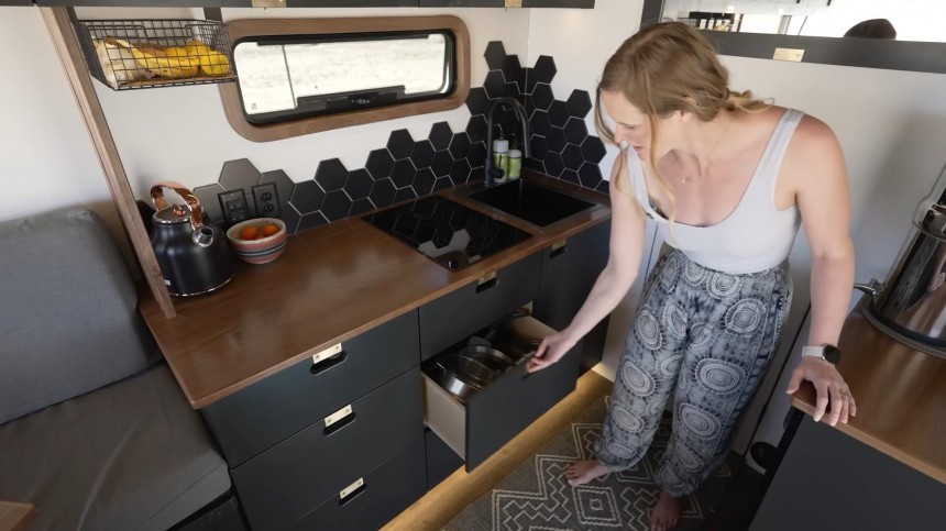 Box Truck Was Turned Into a Luxurious Apartment on Wheels That "Flies" Under the Radar
