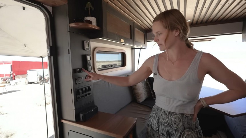 Box Truck Was Turned Into a Luxurious Apartment on Wheels That "Flies" Under the Radar