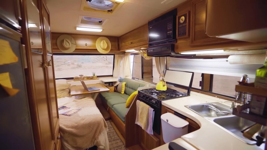 Charming 1995 Lazy Daze RV Was Tastefully Restored With Old\-School Vibes, Is Now for Sale
