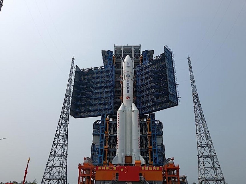 Long March\-5 rocket of the Chang’e\-6 mission