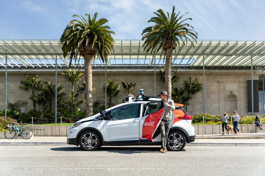 GM’s Cruise is the first to offer self\-driving service to paying customers in California