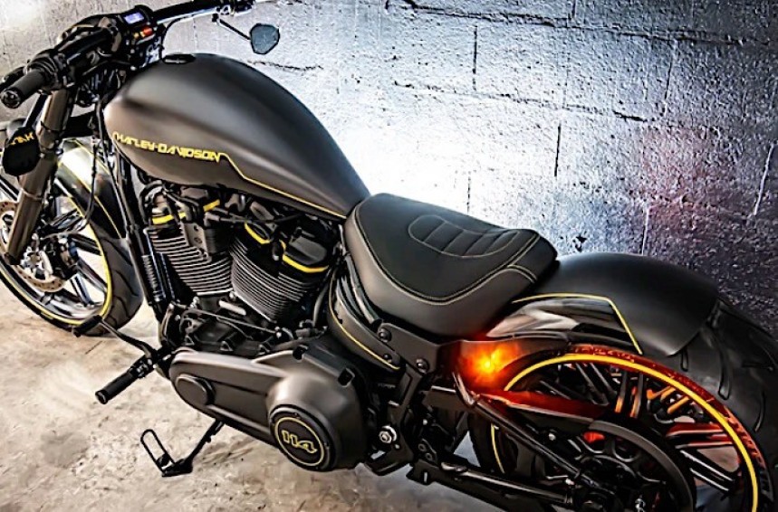 Harley\-Davidson Breakout with Ferrari paint cues