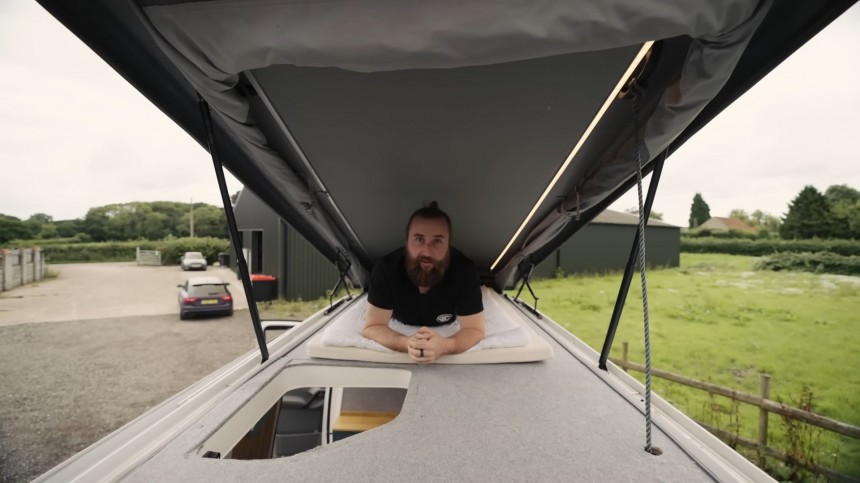 Le camping-car Sprinter de luxe brise la norme avec un escalier menant à un toit ouvrant confortable