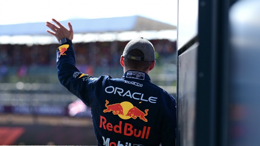Max Verstappen waves to the crowd