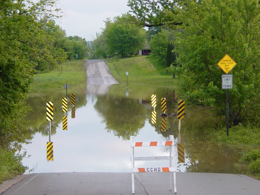 Las carreteras inundadas plantean importantes riesgos de seguridad para los conductores