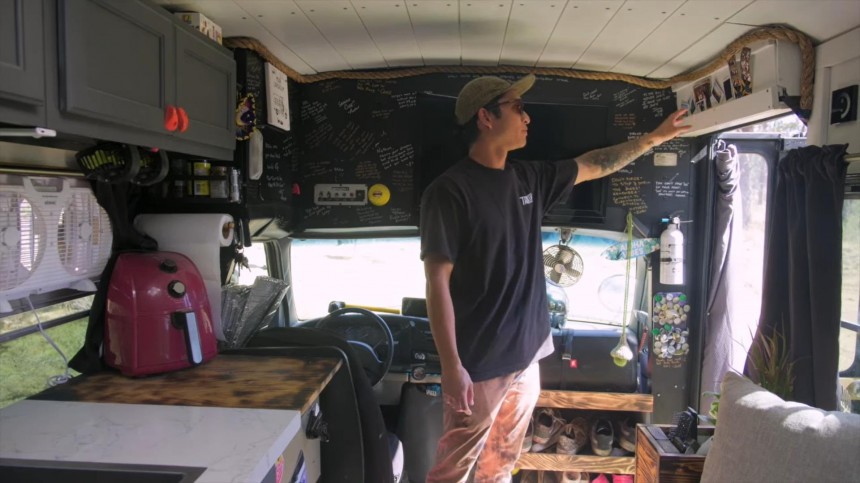 Hawaii\-Themed Short Bus Camper Cost Less Than \$10K To Build, Doesn't Sacrifice Comfort