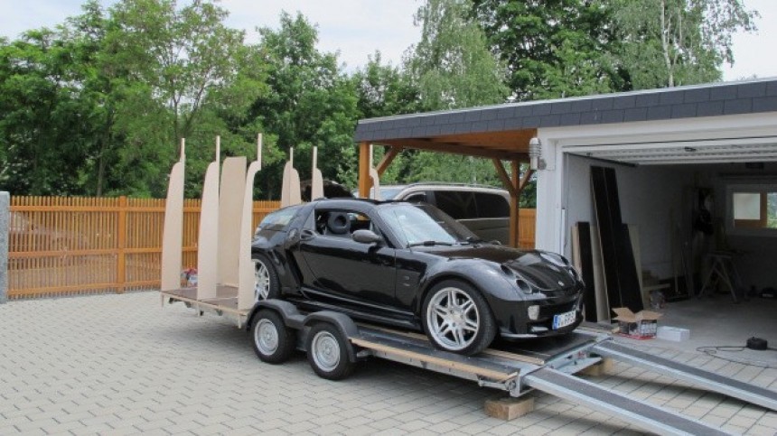 Mercedes\-Benz Viano with matching, one\-off DIY trailer built from scratch