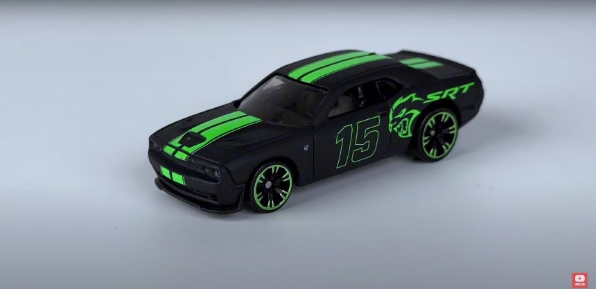 Hot Wheels Neon Speeders Have a Neat Trick To Show Off