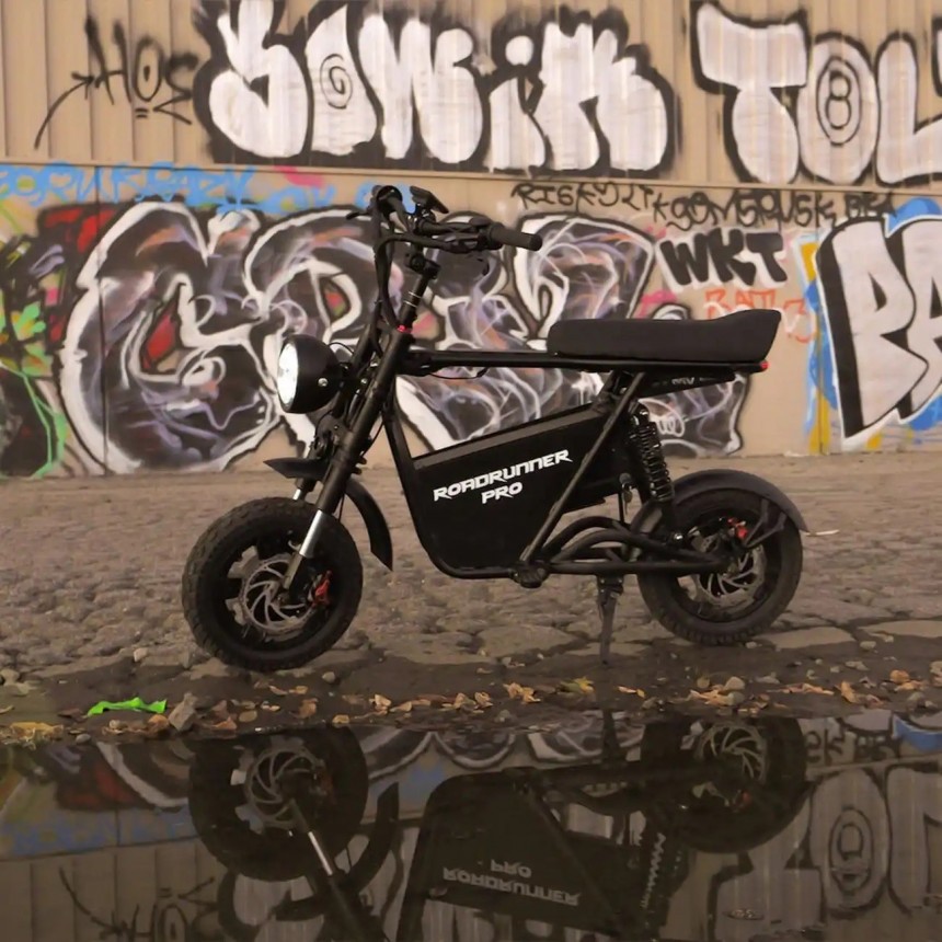 RoadRunner Pro e\-scooter by Voro Motors