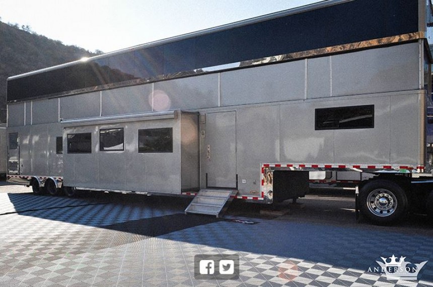 The Lounge is a \$1\.8 million motorhome Mariah Carey used to call home back in 2015