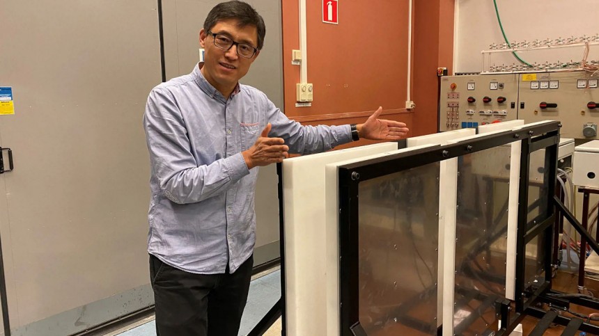 Professor Yujing Liu shows the 500\-kW inductive charging system