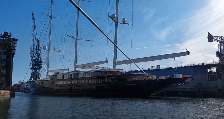 First close\-up look at Y721, Jeff Bezos' \$500 million megayacht