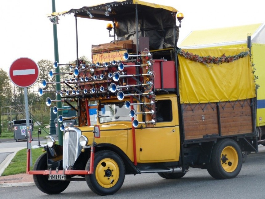 Le Mecanophone is a modified 1935 Citroen truck that's actually a musical instrument