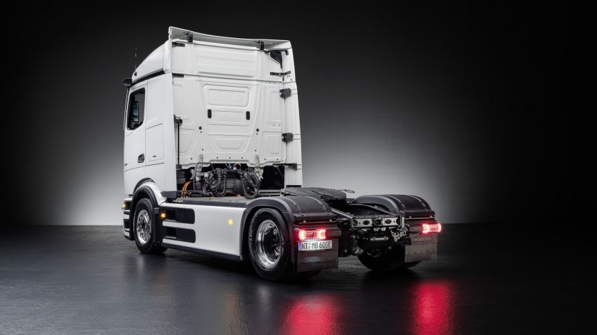 The eActros becomes more profitable than the comparable diesel Actros after five years or around 600,000 km / 370,000 miles