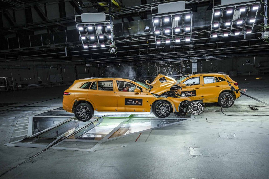 Mercedes\-Benz conducted the world's first public two\-EV crash test