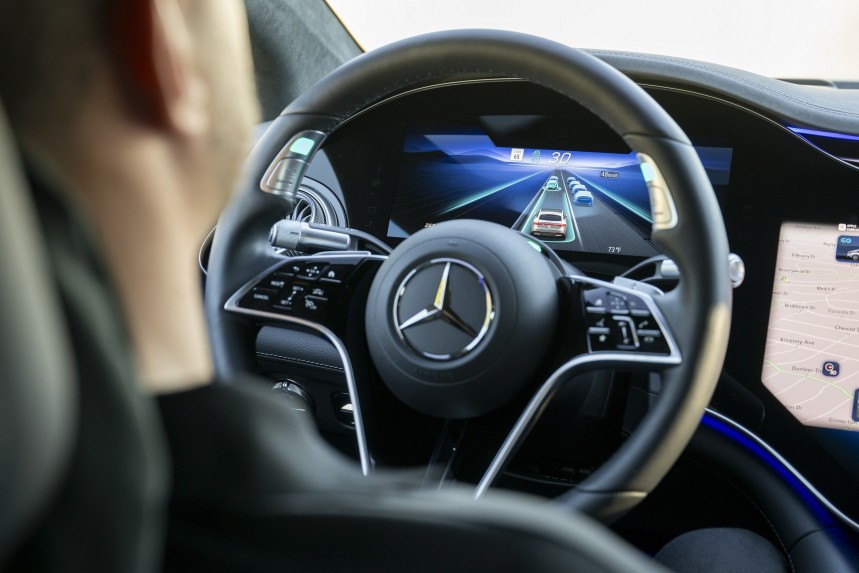 Mercedes\-Benz EQS with Drive Pilot