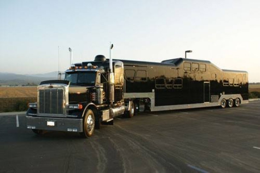 Midnight Rider tractor\-trailer limousine is world's heaviest and largest, as of 2004