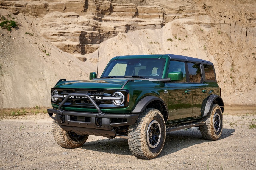 Eruption Green 2022 Ford Bronco four\-door Outer Banks Sasquatch Package