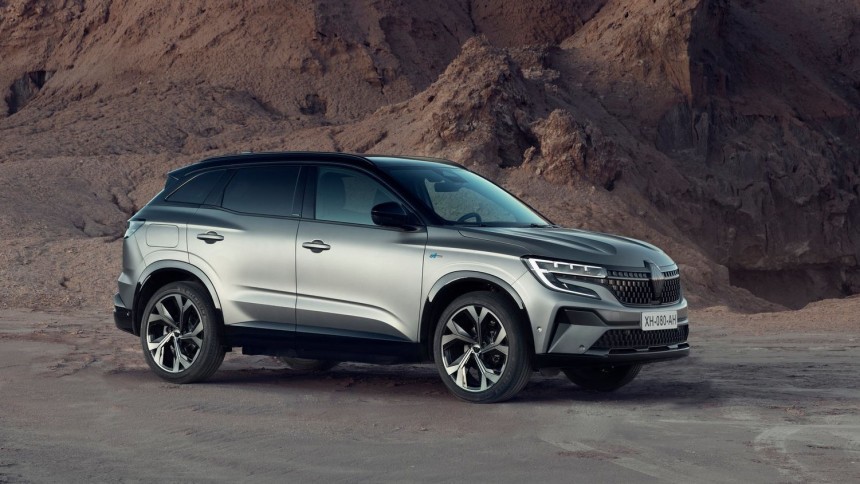 The 4\.5 meter\-long Renault Austral SUV weighs just under the 1\.6 tons limit, even with the top\-of\-the\-line variant \(the 200 hp full\-hybrid front\-drive\)