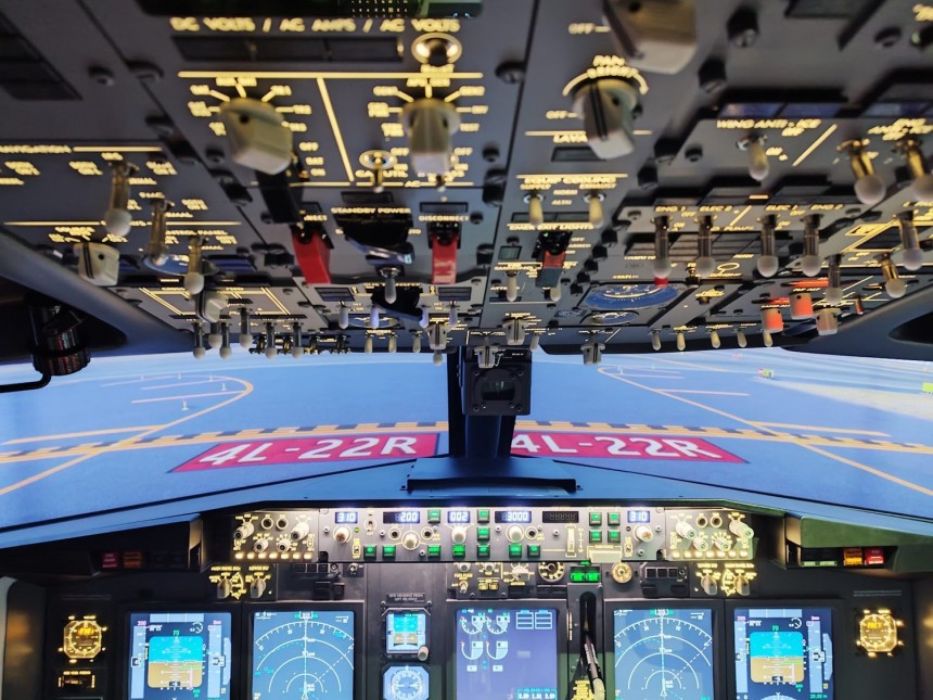 Aviation enthusiast Alberto Paduanelli built a realistic, 1\:1 Boeing 737\-800 flight simulator in his garage
