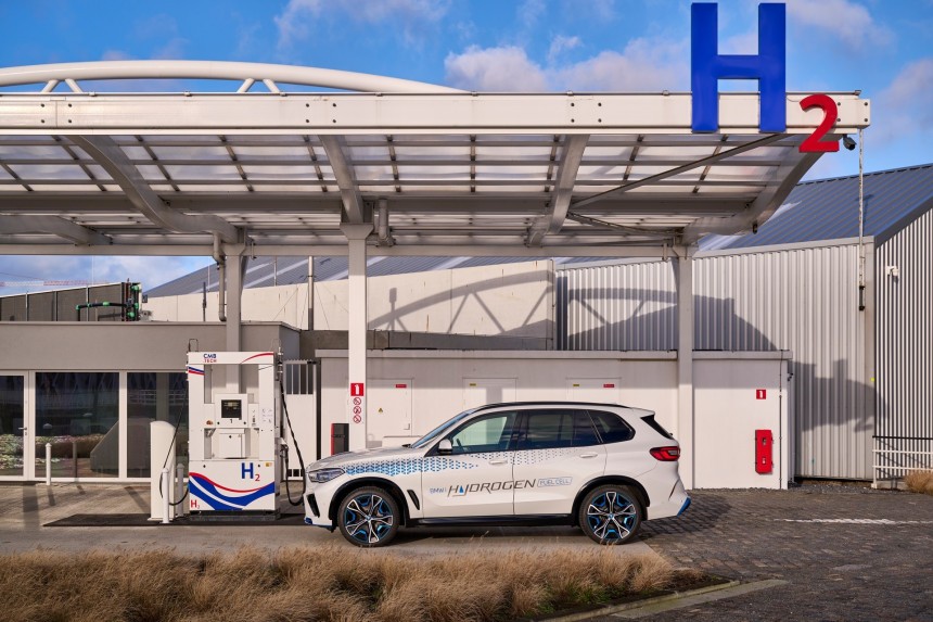 BMW iX5 Hydrogen is up and ready for the real\-deal drive test
