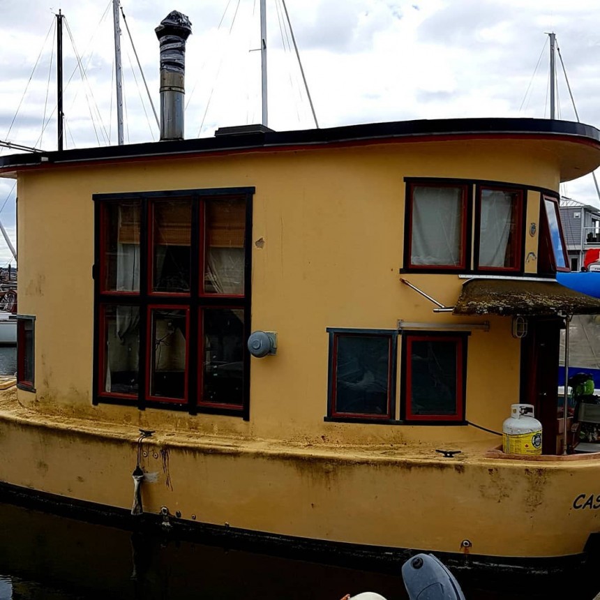 Pax \(ex Casa Miga\) is a beautiful boathouse with the layout of a tiny home