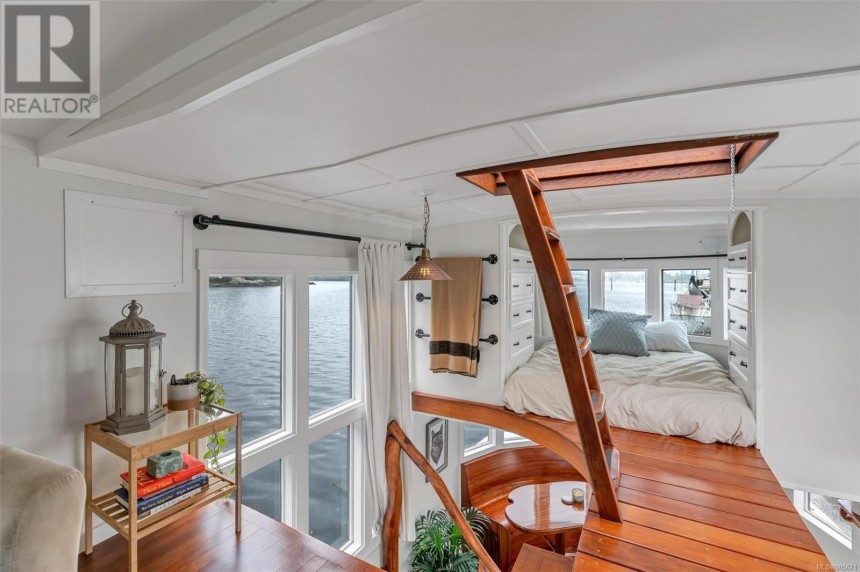 Pax \(ex Casa Miga\) is a beautiful houseboat with the layout of a tiny home