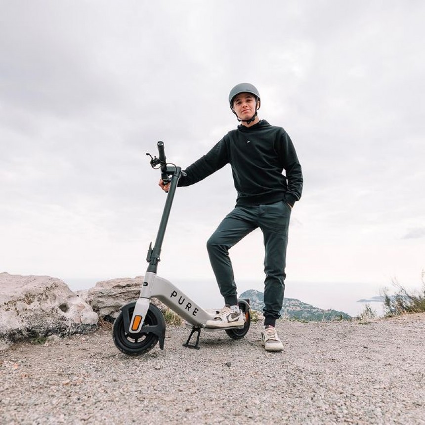 The Pure Advance e\-scooter favors a fully face\-forward position for enhanced comfort and stability