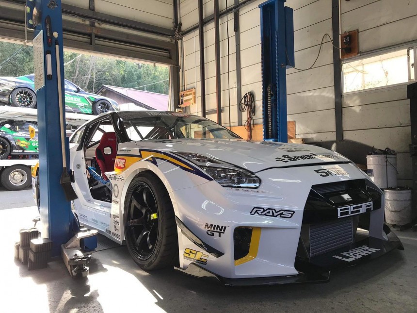 R35 GT\-R Fires up 4\-Rotor Engine, Is Ready to Drift
