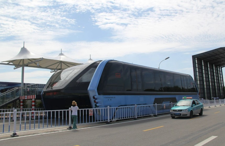 The Transit Elevated Bus was a concept train that straddled traffic to override gridlocks
