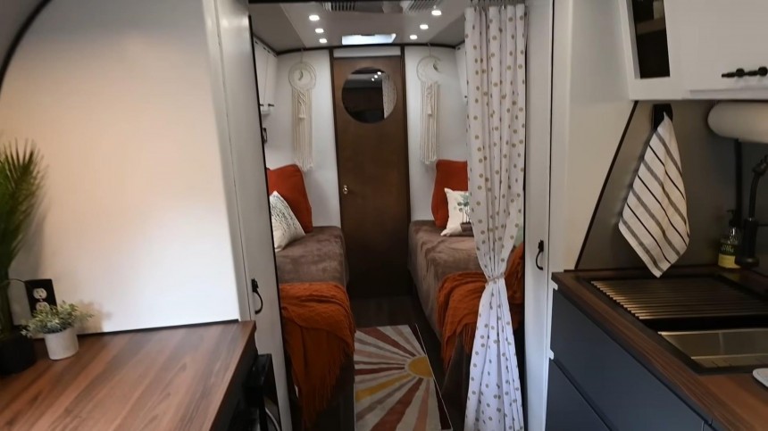 Restored 1971 Avion Trailer Is a Breathtaking, One\-of\-a\-Kind Blend Between Old and New