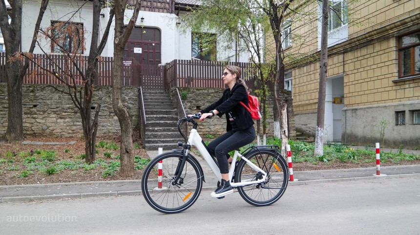 The C11 e\-bike from Fiido is made for the city, but also very good\-looking and affordable
