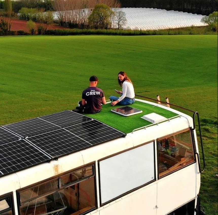 Gareth and Lamorna converted a double\-decker in an off\-grid elegant home, on a budget