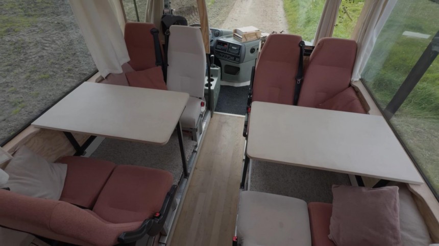 School Bus Turned Hotel on Wheels Has a Feature\-Rich Interior, It Can Fit up to 7 Guests