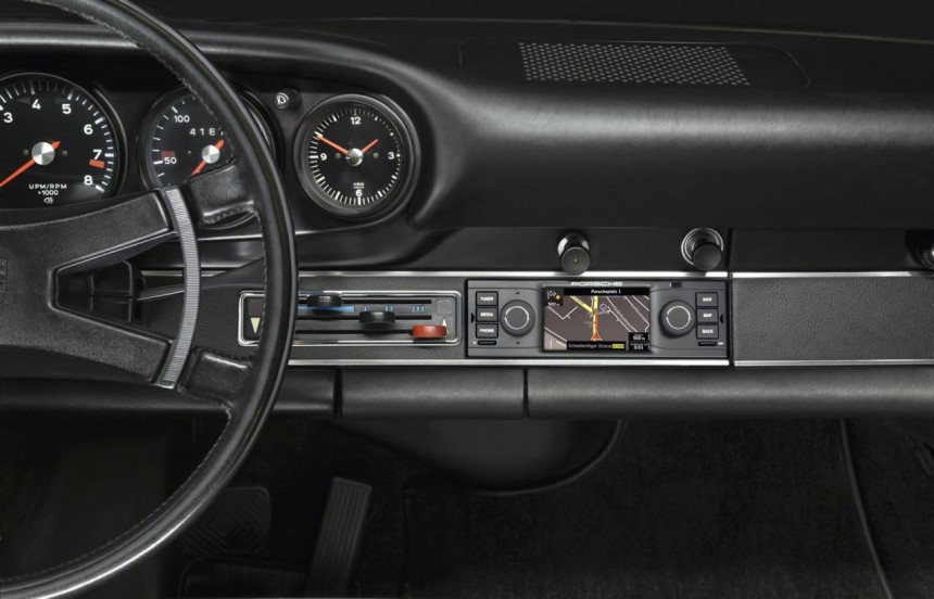 Retrofit multimedia unit with Navigation for classic Porsche 911