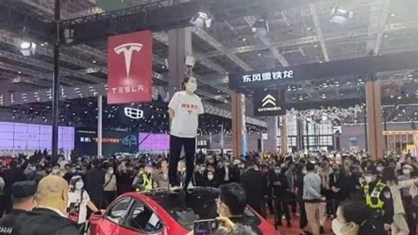 Zhang Yazhou makes a world\-famous protest against Tesla's brakes