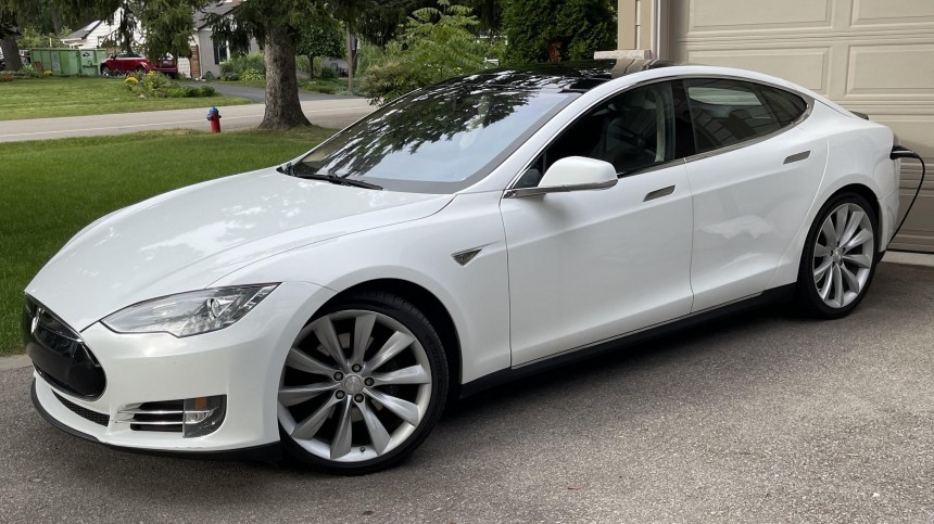 2013 Tesla Model 3 that belonged to Mario Zelaya had an issue more units may also present\: water invading the battery pack through the fuse box