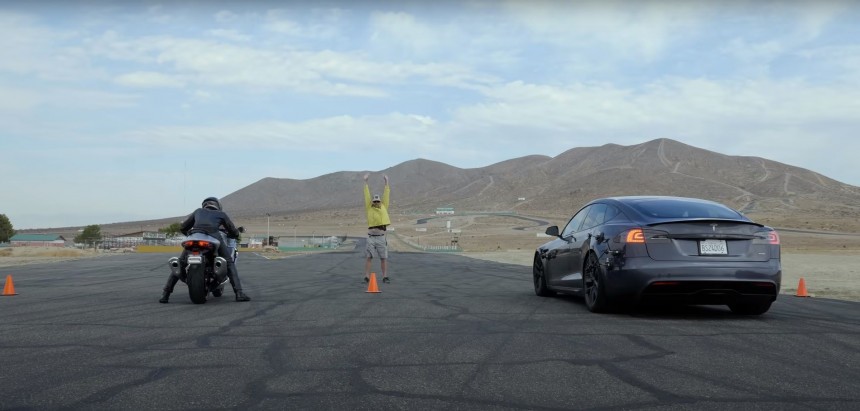 Tesla Model S Plaid drag races a 'Busa and a Ninja