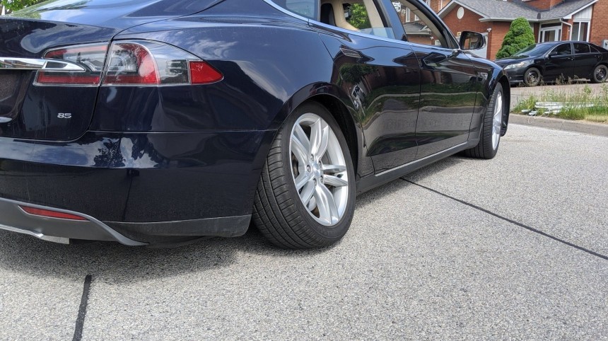 Tesla Model S with suspension control arm issues