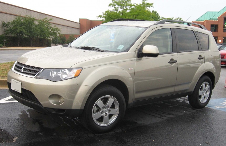 Beige is considered one of the most boring colors for cars and it fits this Mitsubishi Outlander well
