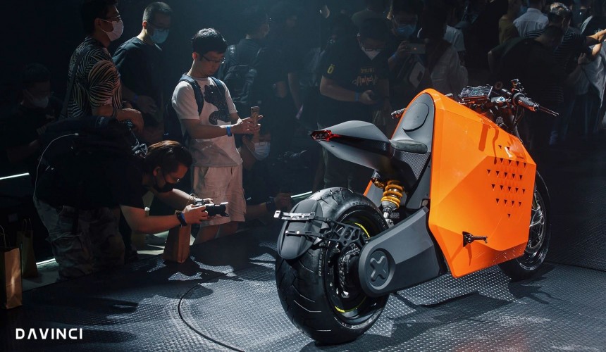 The DC Series launches in Beijing\: the DC100 and DC Classic are two\-wheeled robots, not just electric motorcycles