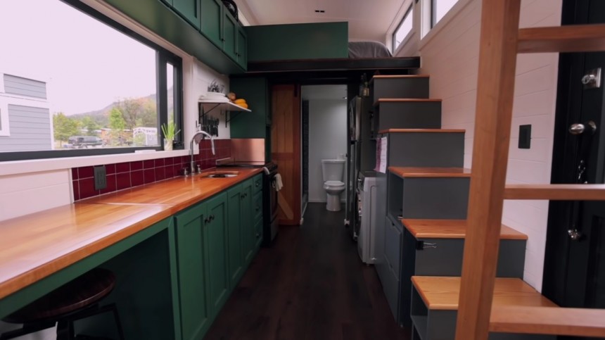 Itsy\-Bitsy House With Two Lofts and a Functional Kitchen