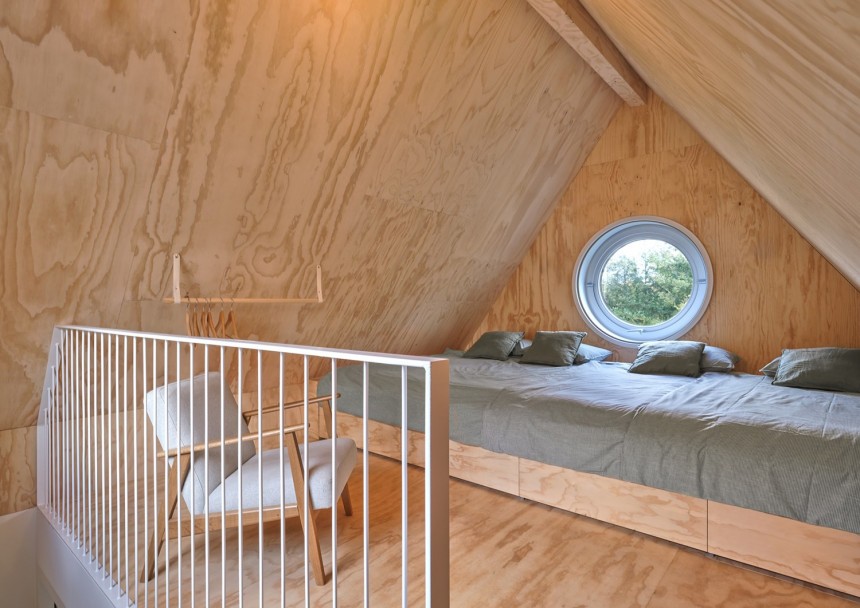 The Buitenverblijf Nest is a birdhouse\-like tiny house with self\-sufficient features