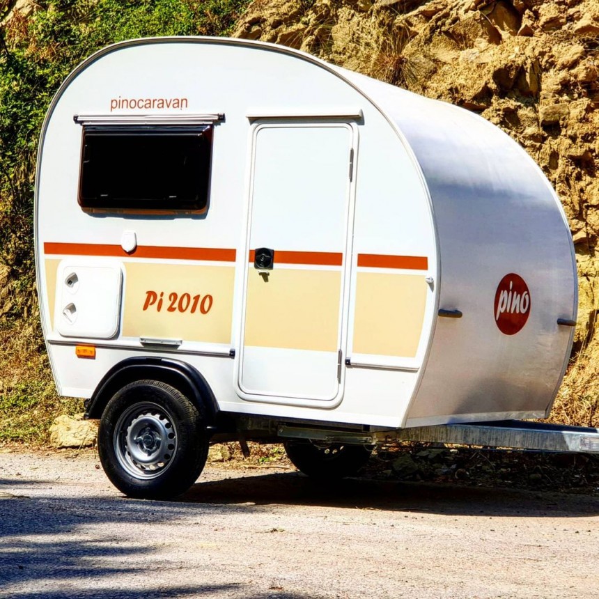 The Pino Pi 2010 micro\-trailer aims to offer year\-round comfort on the road, at an affordable price and with countless personalization options