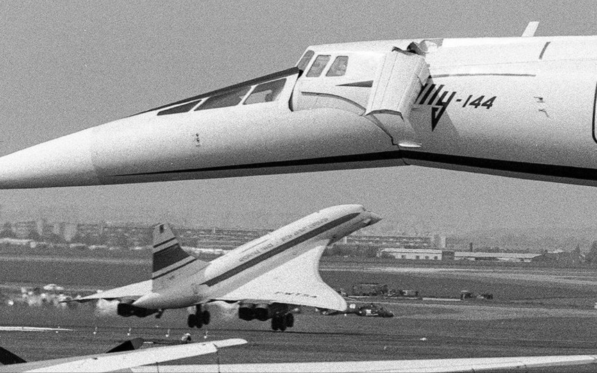 Concorde Taking Off Behind Tu\-144 at 1973 Paris Air Show