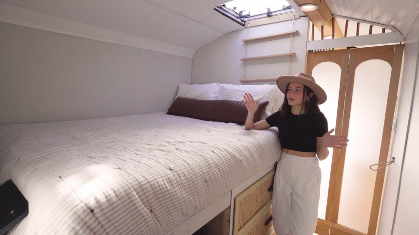 The "Sun Chaser" Bus Is a Cozy and Modern Apartment on Wheels With a Walk\-In Shower